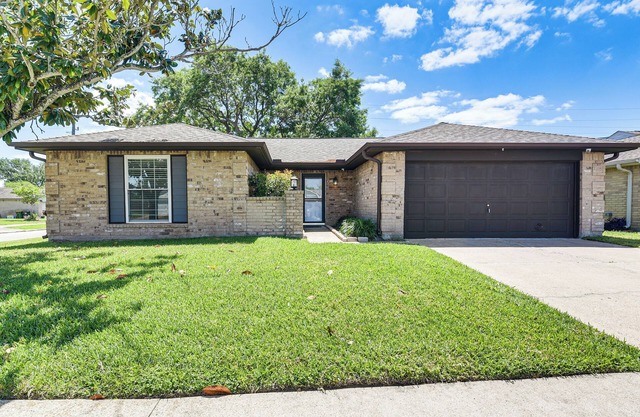 Patio, Fire Pit & Yard: Family Home in Pearland