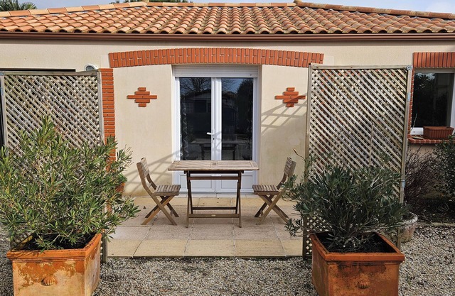 Pavillon 2 * : Calm and charming, shops and sea within walking distance