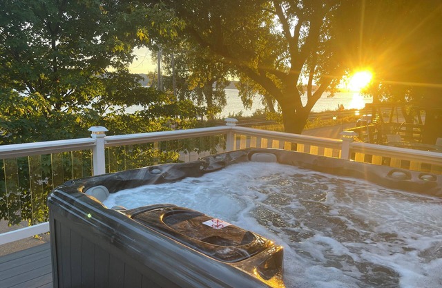 Peace of Pepin 3BR house with 2nd Story Hot Tub and Across from Public Beach
