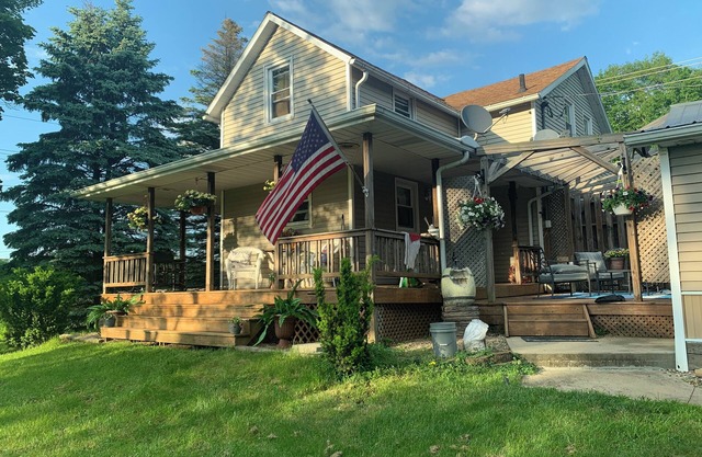 Peaceful, 150 yr old country farmhouse just 1.5 miles from Mid-Ohio racecourse!