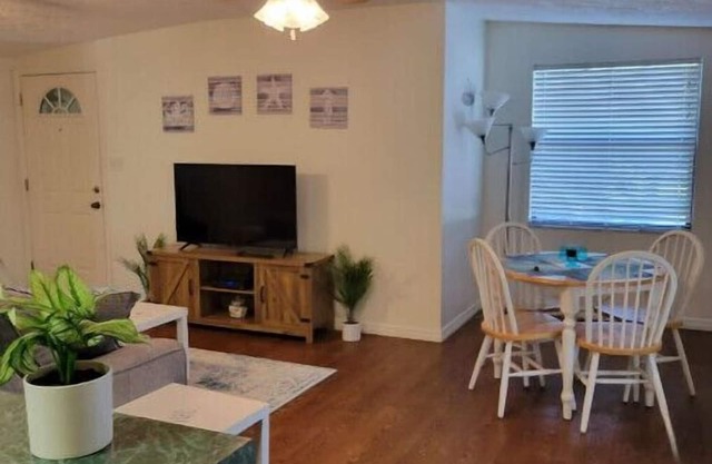 Peaceful 2 Bed 2 bath upstairs unit.n