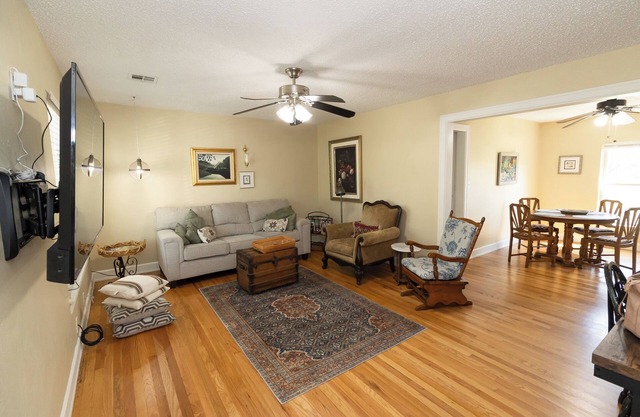 Peaceful 2-bedroom 1 bathroom house in the heart of in Oklahoma City.