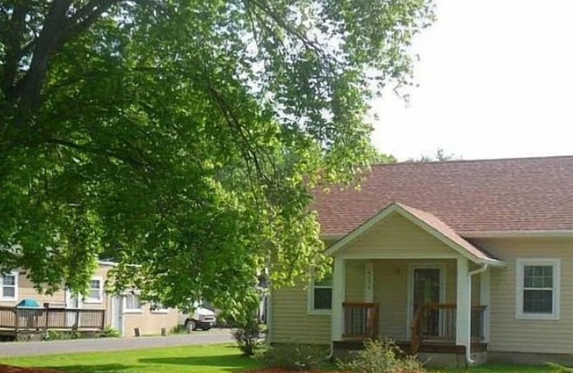 Peaceful 2-bedroom/2-bathroom house with WiFi and AC in serene Shady Side