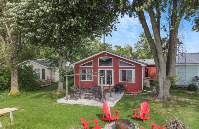 Peaceful 2br/1ba Waterfront Home on Nyona Lake