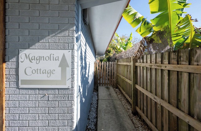 Peaceful 2BR cottage in heart of Coffs. Family friendly spacious patio and yard.