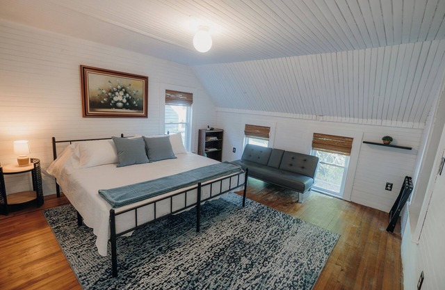 Peaceful 3-bedroom farmhouse cottage in the Belgrade Lakes Region