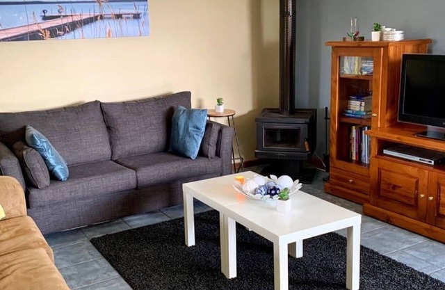 Peaceful 3B Home★Walk to River/Town.★Cozy Wood Fire/AC★Birdlife★ Pet Friendly