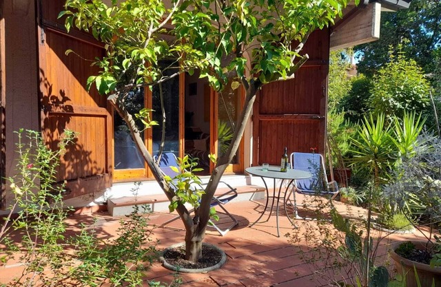 Peaceful 3BDR in the woods - 15-20min walk to the beach