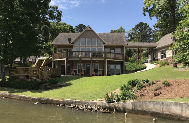 Peaceful 5 Bedroom Jackson Lake home on a quiet cove