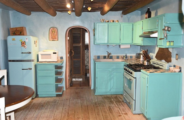 Peaceful Adobe w Jacuzzi, Walk To Arroyo Seco, Pets Welcome