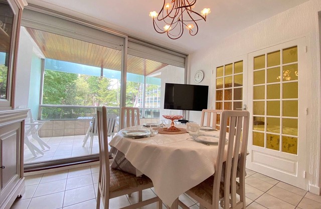 Peaceful and green: 2-room apartment, terrace, parking, near beach and shops