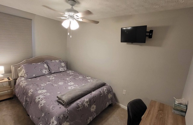 Peaceful Bedroom in Quiet Townhouse