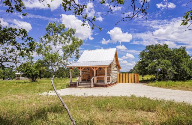 Peaceful cabin, fully updated, wine, stars, spa, perfect for relaxing