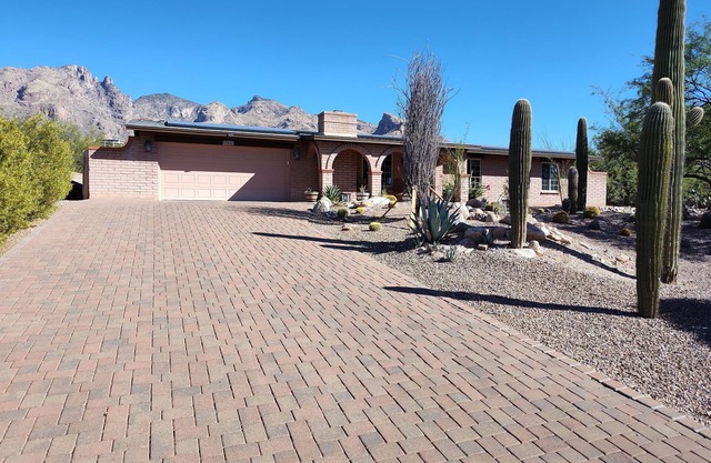 Peaceful Catalina Foothills retreat w/stunning views close to hiking & shopping