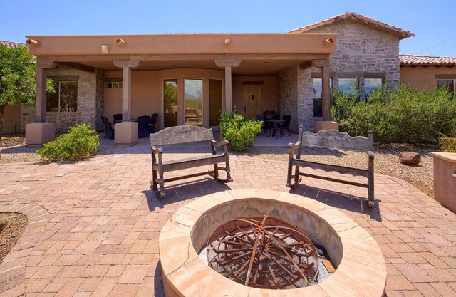 Peaceful comfortable house with swimming pool - desert mountains view