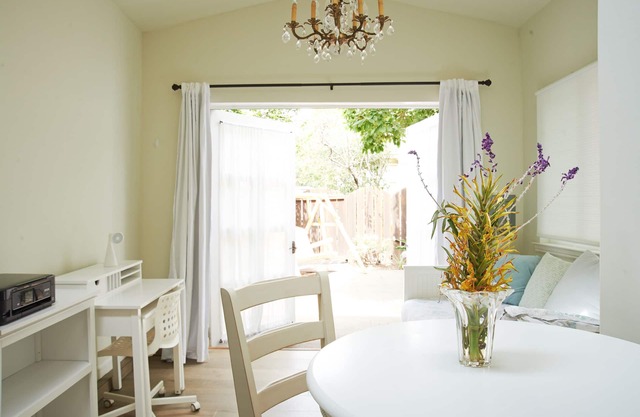 Peaceful Cottage Among Berkeley Mansions