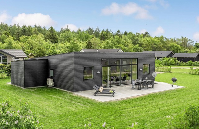 Peaceful cottage is located on a large plot in an area with quality houses.