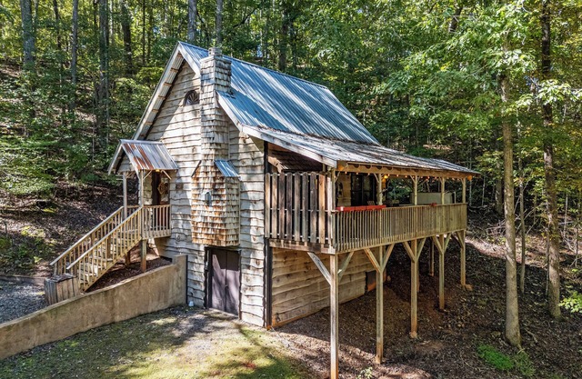 Peaceful Creekside Cabin in Dahlonega, GA *NEW HOT TUB!*