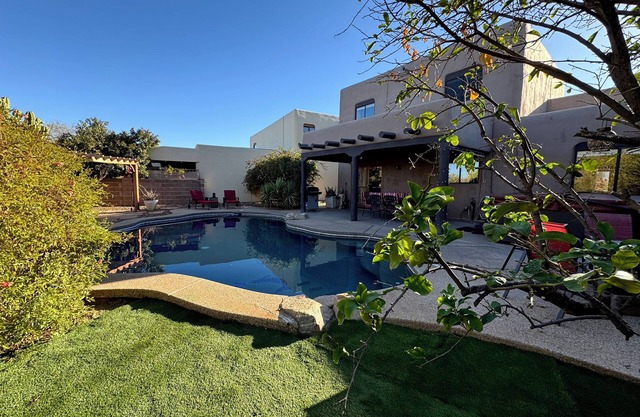 Peaceful desert Oasis, pool & spa! Pets welcome, golf, hiking, riding, dining.