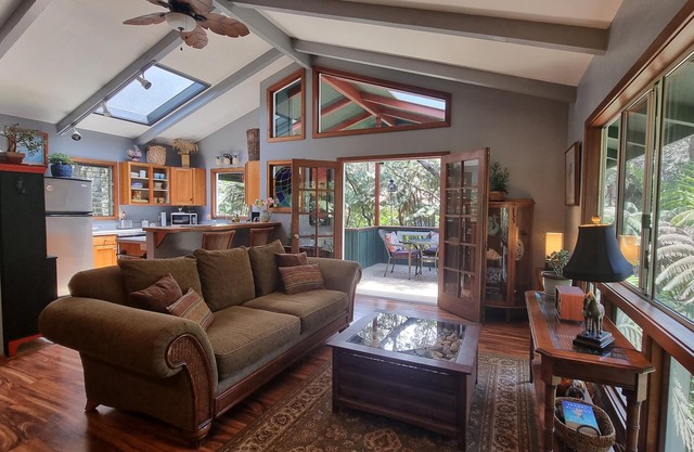 Peaceful & Elegant Treetop Hideaway in Volcano Village