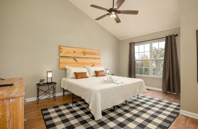 Peaceful Escape: 2BR Retreat w/Private Hot Tub!