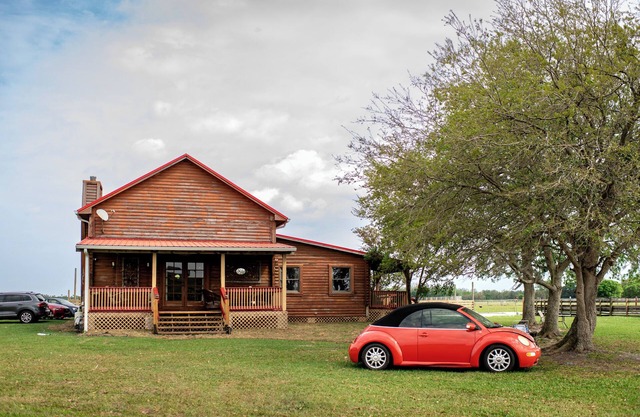 Peaceful Farm Cabin Getaway, 2BR w/WiFi, AC & Sunrise Views