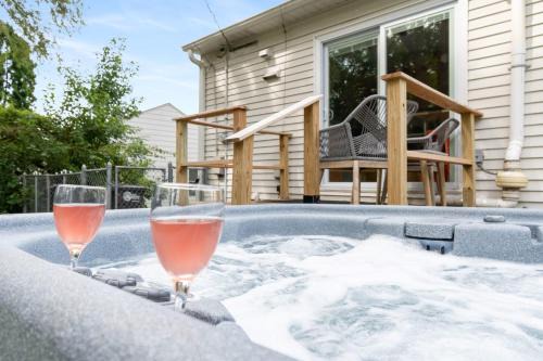 Peaceful Gem HotTub Fenced Yard & Near Downtown