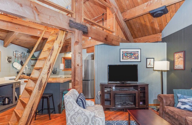 Peaceful Girdwood studio with large deck and private hot tub