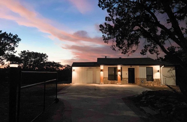 Peaceful Hill Country Getaway