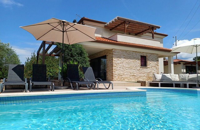 Peaceful house with lots of privacy near Umag. Sea view.
