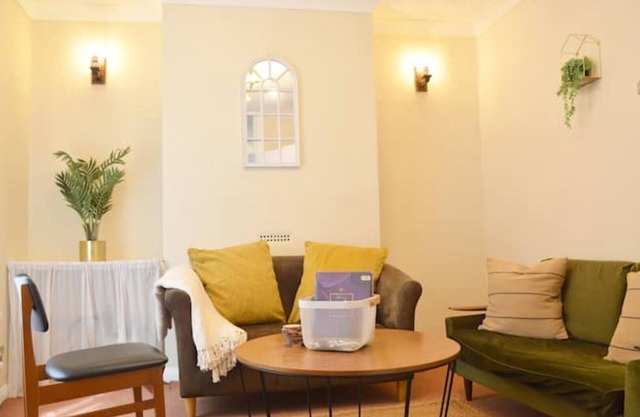 Peaceful King bed house with Free parking & Garden