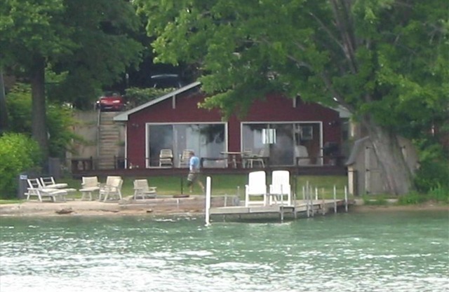 Peaceful Lake-Front Family Home - Fenced Yard
