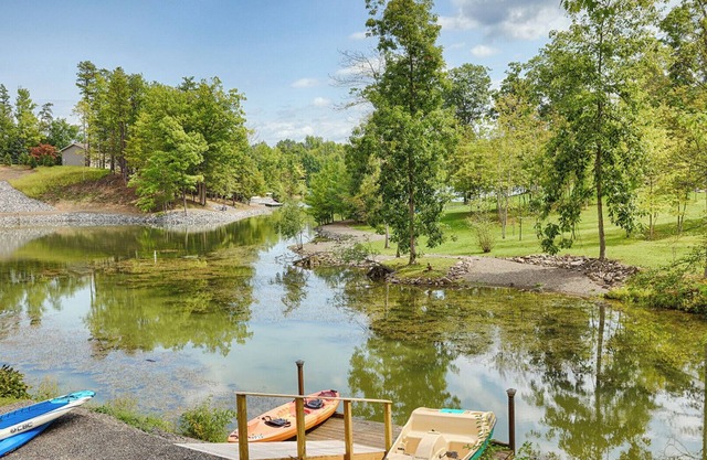 Peaceful lakefront haven in the Catskill mountains, two fire pits, four.