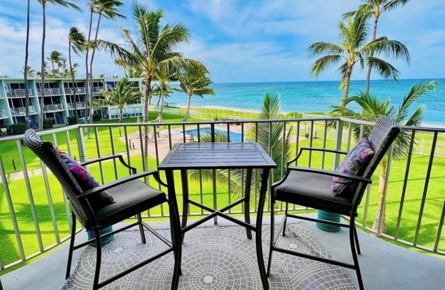Peaceful, oceanfront,1-bedroom condo with AC, WiFi, on the west coast of Oahu.