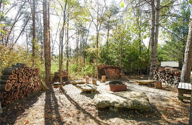 Peaceful private nature escape - Barndo retreat on 25 wooded acres, mins from KC