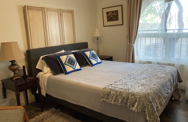 Peaceful, private, retreat- edge of the desert close to everything!