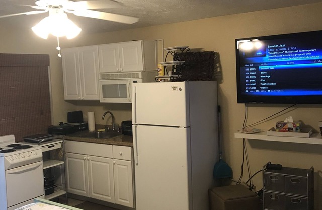 Peaceful private entry studio 2-2.5 mi to many beaches/VA/trail/shops/restaurant