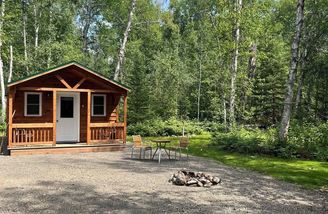 Peaceful Retreat 1-bedroom cabin in Hovland