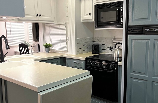Peaceful retreat by the Manatee River!