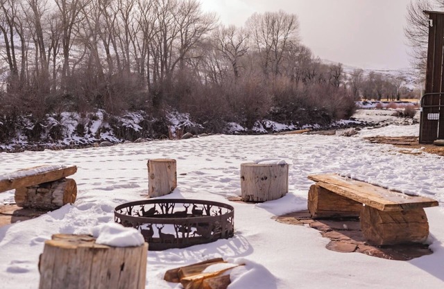 Peaceful Riverfront Cabin, Parking, Hot Tub, 2 Queens & Stunning Mountain Views