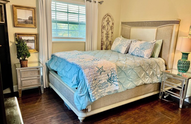 Peaceful Room 15 Minutes from Downtown or Beach