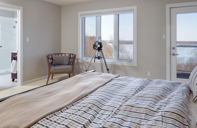 Peaceful Skies Lakehouse - 4BDRM Vacation Home over-looking Lake Ontario