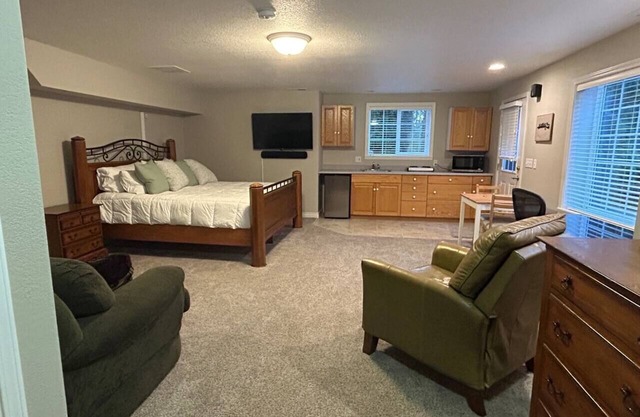 Peaceful studio close to town - Only 20 minutes to U of O!