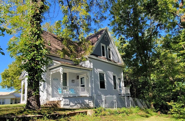 Peaceful Victorian on the Harbor: Drake Harbor & Downtown Warsaw Just Steps Away