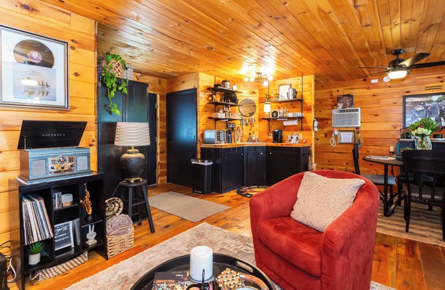 Peaceful, waterfront two-story house near Oaklawn Racing in Hot Springs AR