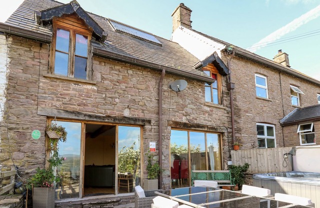 PEACOCK COTTAGE, pet friendly, with hot tub in Tal-Y-Bont-On-Usk