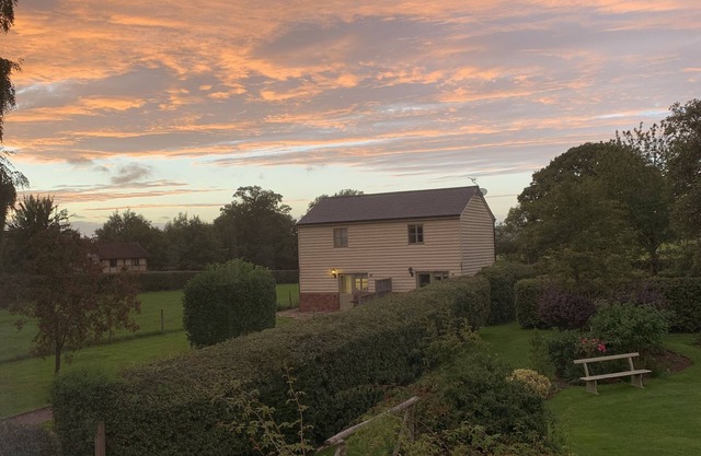 Pear Tree Cottage. 2-bedroomed cottage. Short breaks welcome. Free Wifi