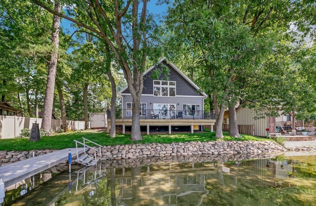 Pearl Beach: Fall Foliage & Cozy Evenings – A Lakeside Retreat Awaits!