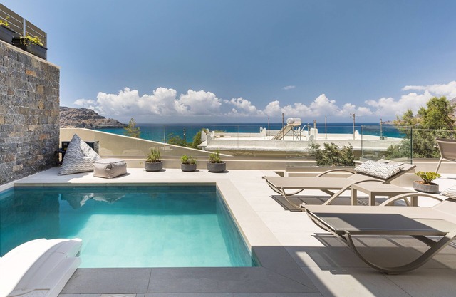 Pearl Villa II, redefined island chic - Private Heated Pool & BBQ