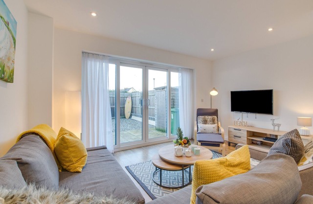 Pebble House - Three Bedroom House, Sleeps 6